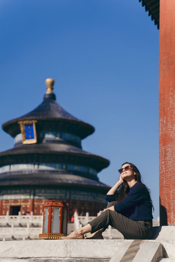 turista visitando China disfrutando de la vista de sus edificios unicos