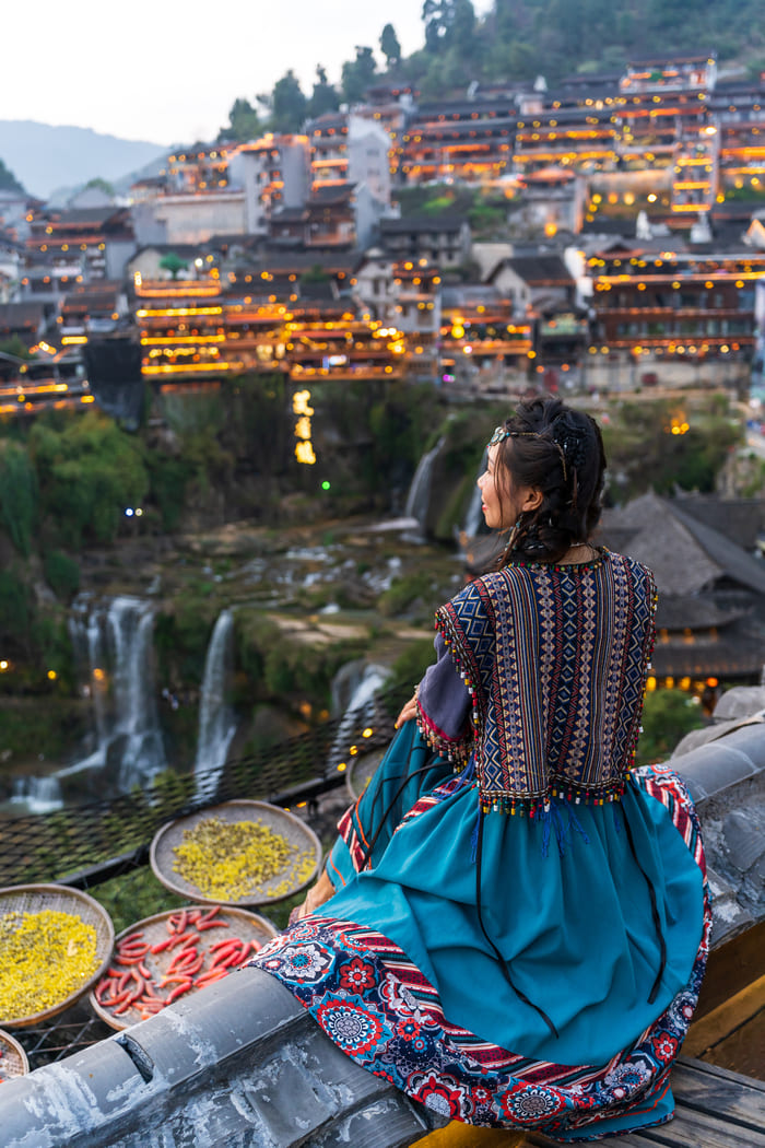 vista de la magestuosa ciudad de lijiang desde un tejado