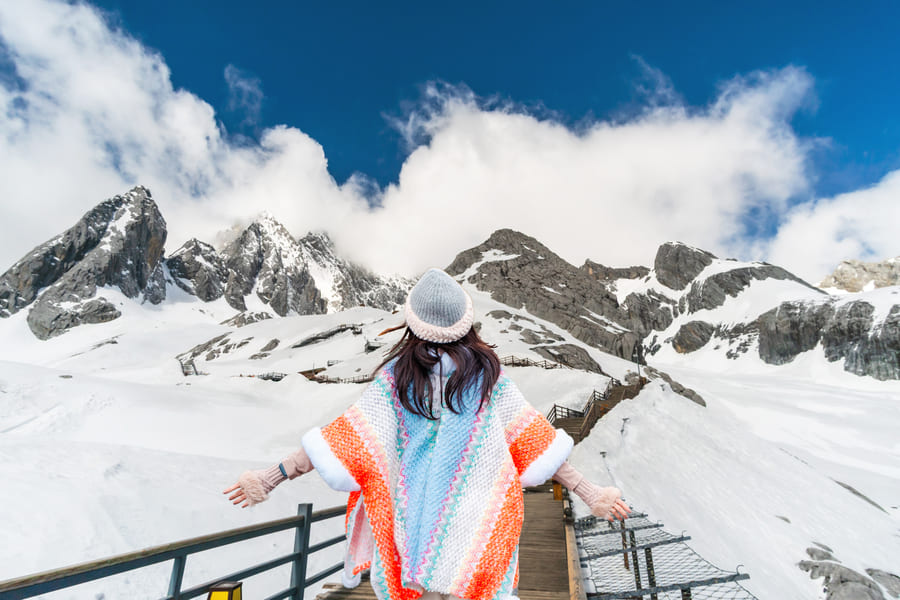 turista en montañas de yulongshang dando una caminata